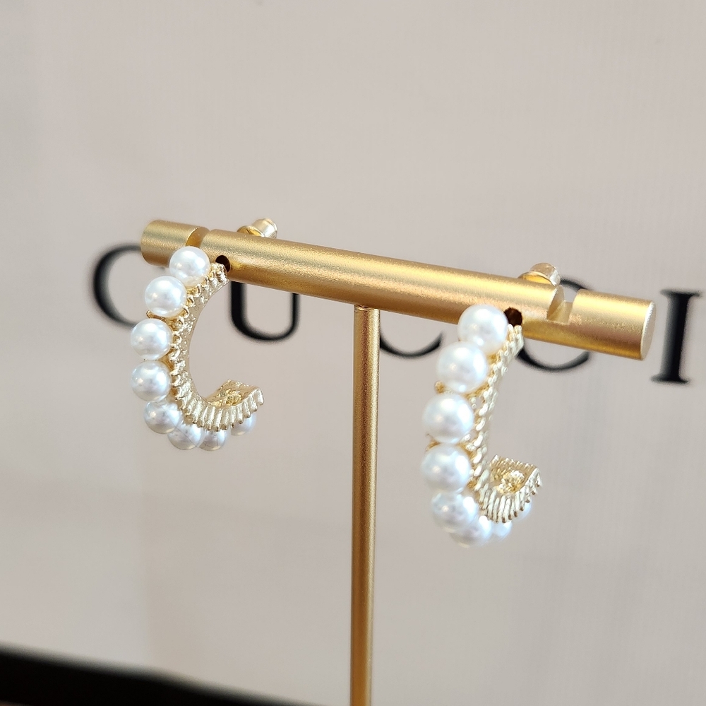 🔷️ Gold Plated Faux Pearl Hoop Earrings 1" NWT